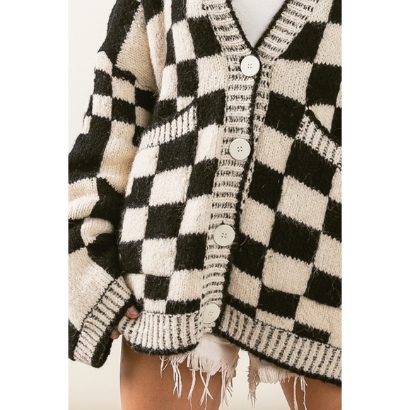 Stylish Black and White Checkered Women's Cardigan - Picture 5 of 7